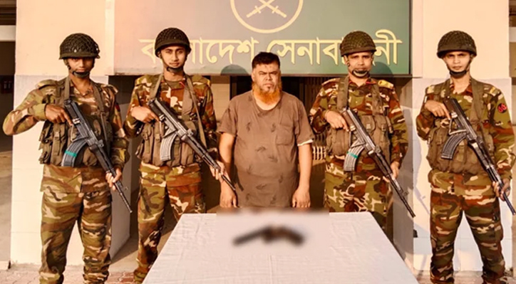 দৌলতপুরে যৌথবাহিনীর অভিযানে ওয়ান সুটারগান সহ আটক ১