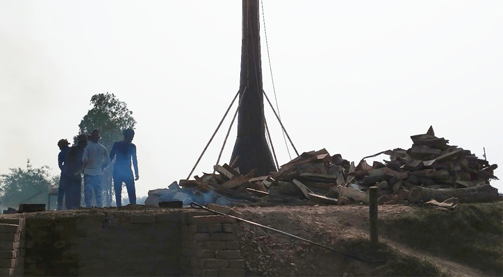 কুমারখালীতে অবৈধ ইটভাটা মালিকদের কাছে অসহায় পরিবেশ অধিদপ্তর