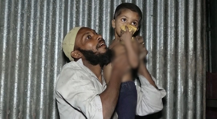 কুষ্টিয়ায় ১৬ ঘণ্টা ঘরবন্দি থাকে শিশু লাবিব