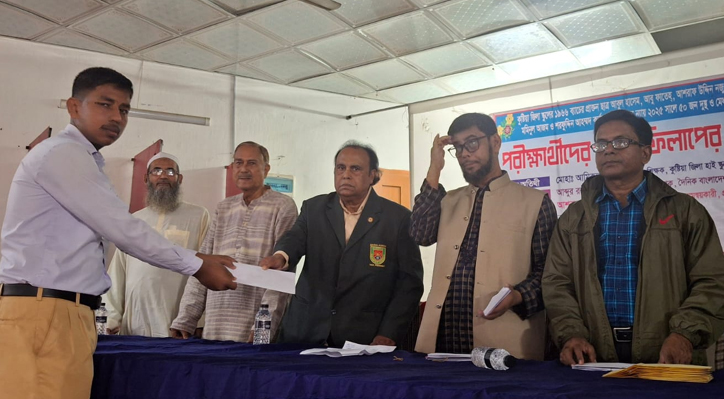 কুষ্টিয়া জিলা স্কুলে প্রাক্তন ছাত্রদের উদ্যোগে ফরম পূরণের জন্য বৃত্তি প্রদান