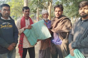 বন্যায় সংগৃহীত কাপড় বিক্রির অর্থে শীতার্তদের শীতবস্ত্র দিলো ইবির বৈষম্যবিরোধীরা