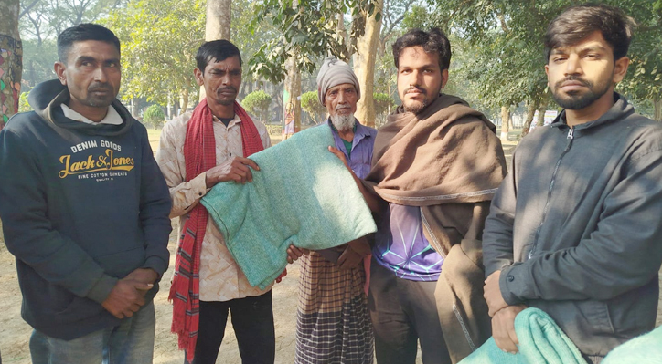 বন্যায় সংগৃহীত কাপড় বিক্রির অর্থে শীতার্তদের শীতবস্ত্র দিলো ইবির বৈষম্যবিরোধীরা