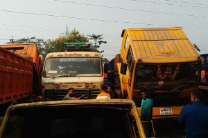 কুষ্টিয়ায় ৯ দোকান লুট করে ট্রাকে মাল নিয়ে পালাল ডাকাতদল