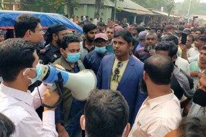 কুষ্টিয়ায় অবৈধ ইটভাটায় যৌথ অভিযান পরিচালনাকালে বাঁধার মুখে প্রশাসনের কর্মকর্তারা