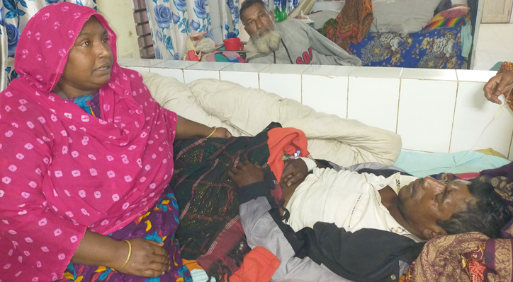 কুমারখালীতে সেতুর ওপর চালককে মারধর করে নদীতে ফেলে ভ্যান ছিনতাই 