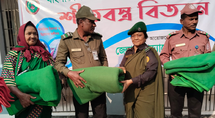 দৌলতপুরে ভাতা ভূক্ত আনসারদের মাঝে কম্বল বিতরণ