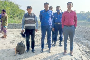 কুমারখালী কালীগঙ্গার অবৈধ ড্রেজার গুড়িয়ে দিল প্রশাসন