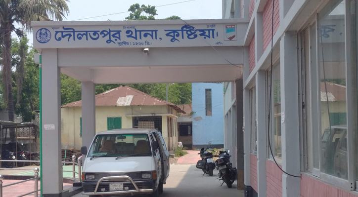 দৌলতপুরে ডাকাতির অভিযোগ-স্বর্নালংকার ও টাকা লুট