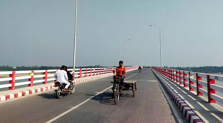 কুমারখালীর ৬৫০ মিটার পিসি গার্ডার সেতুর ৩৬টি বাতির ৩৫টিই অকেজো 