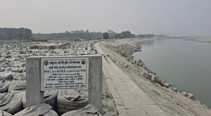 কুষ্টিয়ায় পাউবো কর্মকর্তাদের অনিয়ম-দুর্নীতিতে গড়াই নদীর প্রতিরক্ষামূলক বাঁধ ধ্বসের অভিযোগ! 