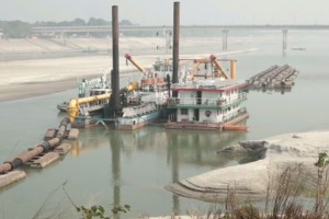 কুষ্টিয়ায় দুষ্কৃতকারীদের হুমকিতে গড়াই খননকাজ বন্ধ-থানায় অভিযোগ 