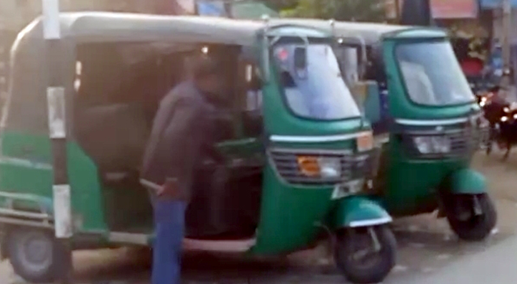 কুষ্টিয়ার আলফা মোড়ে সিএনজি স্ট্যান্ড’ নাম দিয়ে চাঁদাবাজি