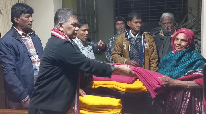 কুষ্টিয়ায় ৫ শতাধিক মানুষের হাতে শীতবস্ত্র তুলে দিলেন সিহাব উদ্দিন