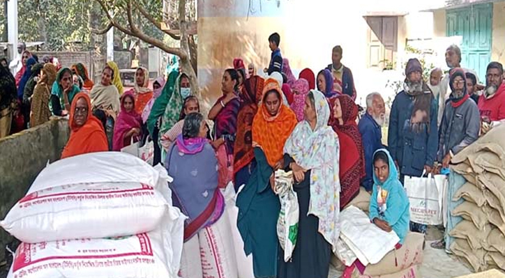 কুমারখালীতে টিসিবির পণ্যে অখুশি গ্রাহক-বিপাকে ডিলার