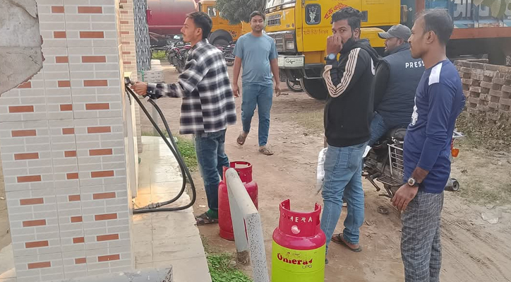 ভেড়ামারায় এলপিজি স্টেশনে সিলিন্ডারে রিফিল হচ্ছে রান্নার গ্যাস