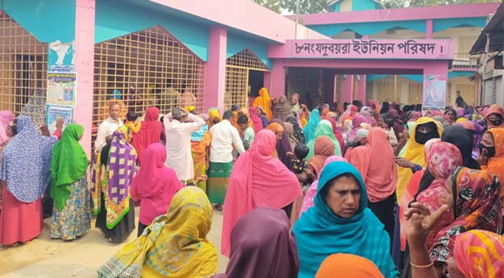 কার্যালয়ের বিএনপির তালা ভেঙে চেয়ারম্যানকে আনলেন শত শত নারী
