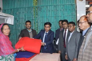 কুষ্টিয়ায় রাতে কম্বল নিয়ে হরিজন পল্লীতে ছুটে গেলেন জেলা প্রশাসক 