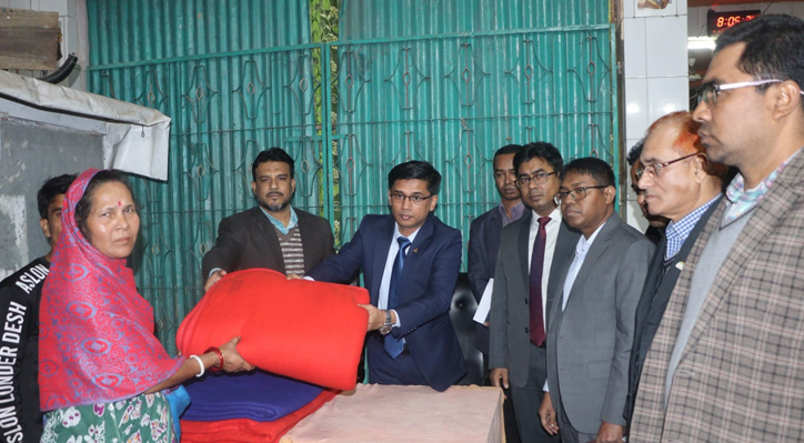 কুষ্টিয়ায় রাতে কম্বল নিয়ে হরিজন পল্লীতে ছুটে গেলেন জেলা প্রশাসক 