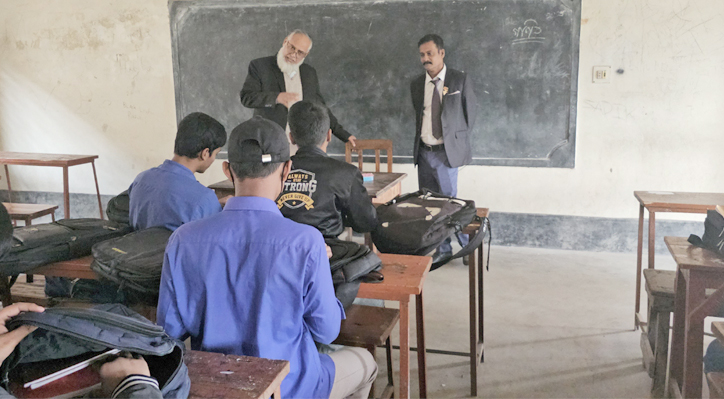 কুষ্টিয়া হাই স্কুল ও মুকুল সংঘ স্কুল আকষ্মিক পরিদর্শন করলেন এ্যাড. অপু