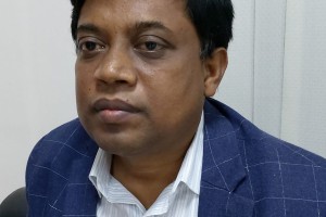 দৌলতপুর পাওনা টাকার দাবিতে সুমনের বাড়িতে ইটভাটা মালিকদের অবস্থান 