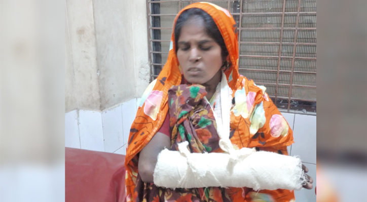 কুষ্টিয়ায় গরু ছাগলে ভূট্টা ক্ষেত খাওয়ায় মহিলাকে পিটিয়ে আহত