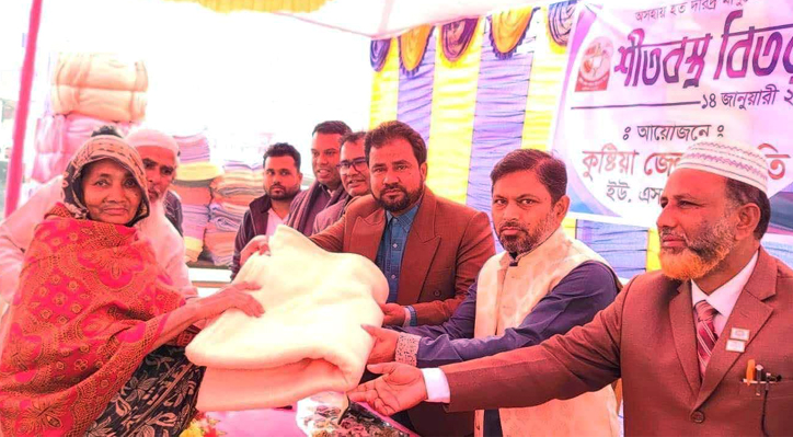 কুমারখালীর বাঁশগ্রাম বাজারে শীতবস্ত্র বিতরন