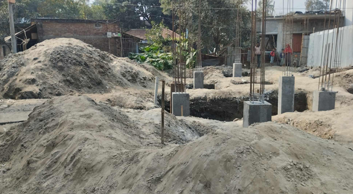 দৌলতপুরে আদালতের নির্দেশ অমান্য করে বাড়ি নির্মাণের অভিযোগ 