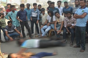 বিএনপি নেতাকে ছাড়িয়ে নিতে সড়ক অবরোধ