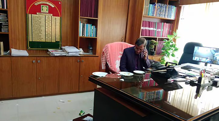 ইসলামী বিশ্ববিদ্যালয়ে ছাত্রদলের ভাঙচুর ও হুমকির পর ক্যাম্পাসে যাননি রেজিস্ট্রার 4 173868189167a22e233bc29 ইসলামী বিশ্ববিদ্যালয়ে ছাত্রদলের ভাঙচুর ও হুমকির পর ক্যাম্পাসে যাননি রেজিস্ট্রার