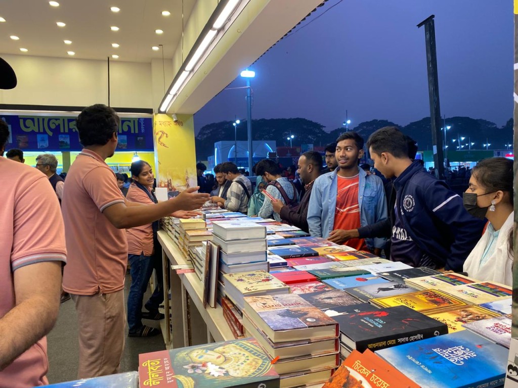 গত মঙ্গলবার অমর একুশের বইমেলায় বিভিন্ন প্রকাশনীর স্টলে পছন্দের বই খুঁজে দেখছেন গ্রন্থানুরাগীরা 2 গত মঙ্গলবার অমর একুশের বইমেলায় বিভিন্ন প্রকাশনীর স্টলে পছন্দের বই খুঁজে দেখছেন গ্রন্থানুরাগীরা