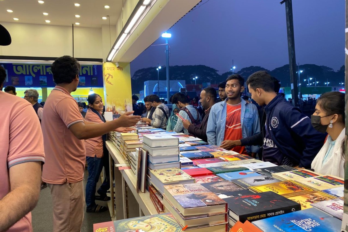 গত মঙ্গলবার অমর একুশের বইমেলায় বিভিন্ন প্রকাশনীর স্টলে পছন্দের বই খুঁজে দেখছেন গ্রন্থানুরাগীরা