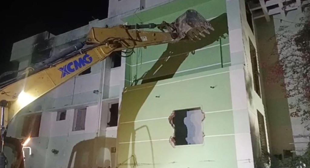 ভেঙে ফেলা হলো রাসিকের সাবেক মেয়র খায়রুজ্জামান লিটনের বাড়ি 2 1738913312 ভেঙে ফেলা হলো রাসিকের সাবেক মেয়র খায়রুজ্জামান লিটনের বাড়ি
