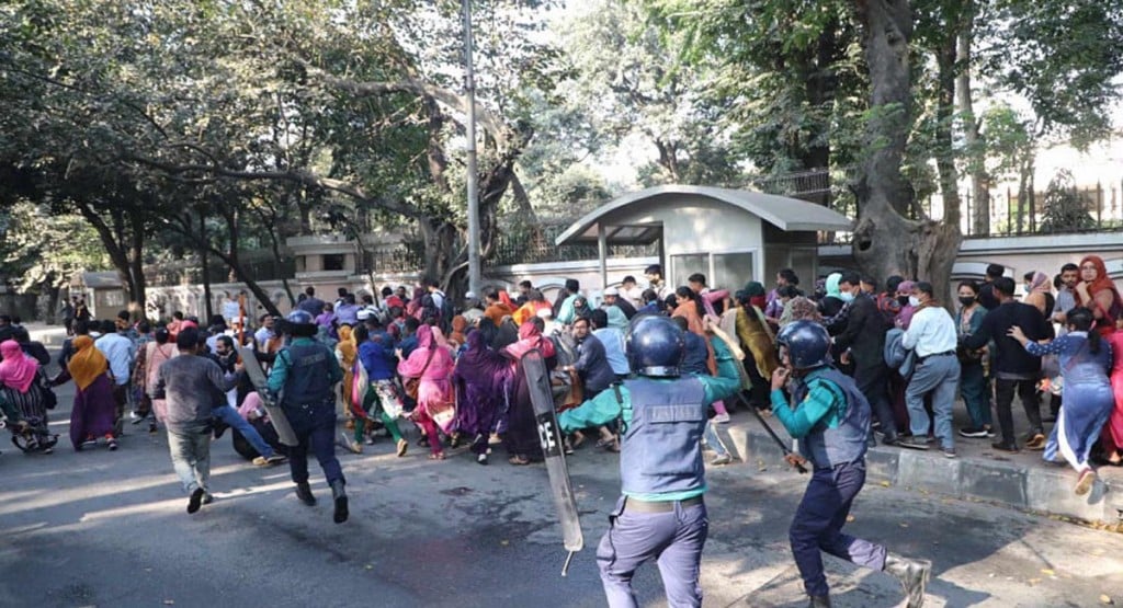 প্রাথমিকের নিয়োগ বাতিল হওয়া প্রার্থীদের পুলিশের লাঠিচার্জ 2 প্রাথমিক বিদ্যালয়ের সহকারী শিক্ষক পদে নিয়োগ বাতিল হওয়া প্রার্থীদের বিক্ষোভ সমাবেশে লাঠিচার্জ ও জলকামান ব্যবহার করেছে পুলিশ। ছবি: সংগৃহীত