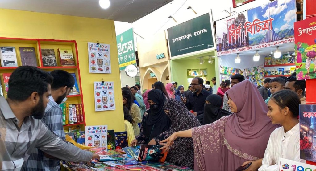 অমর একুশের বইমেলা:শুক্রবার সকালে শিশু প্রহর, বিকেলে গ্রন্থানুরাগীদের বিপুল সমাগম 3 1738987113 অমর একুশের বইমেলা:শুক্রবার সকালে শিশু প্রহর, বিকেলে গ্রন্থানুরাগীদের বিপুল সমাগম