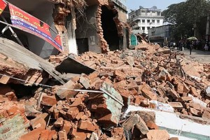 বগুড়ায়  ঐতিহ্যবাহী ‘টাউন ক্লাব’ ভেঙে ফেললো বিক্ষুব্ধ ছাত্র-জনতা