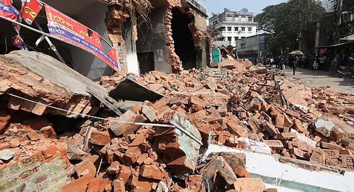 বগুড়ায়  ঐতিহ্যবাহী ‘টাউন ক্লাব’ ভেঙে ফেললো বিক্ষুব্ধ ছাত্র-জনতা