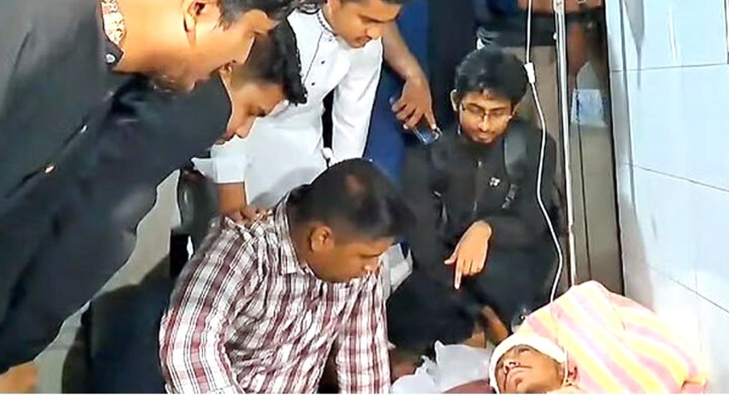 গাজীপুরে হামলায় আহতদের দেখতে হাসপাতালে হাসনাত-সারজিস 3 1738998231 গাজীপুরে হামলায় আহতদের দেখতে হাসপাতালে হাসনাত-সারজিস