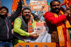 দিল্লি বিধানসভা নির্বাচনে জয়লাভের পর উল্লাস করছেন ভারতীয় জনতা পার্টির সমর্থকরা। ছবি: রয়টার্স