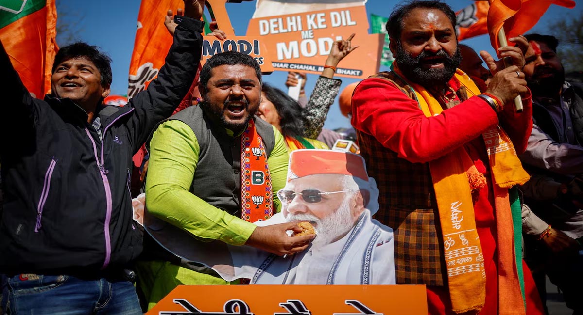 দিল্লি বিধানসভা নির্বাচনে জয়লাভের পর উল্লাস করছেন ভারতীয় জনতা পার্টির সমর্থকরা। ছবি: রয়টার্স