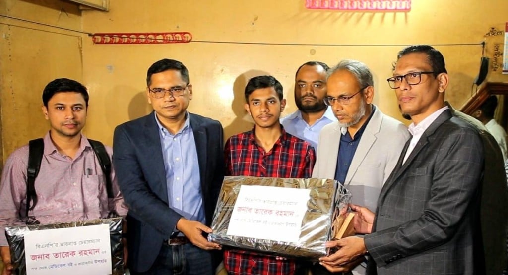 মেডিকেলে ভর্তিচ্ছু শিক্ষার্থীর পাশে দাঁড়ালেন তারেক রহমান 4 1739025573 মেডিকেলে ভর্তিচ্ছু শিক্ষার্থীর পাশে দাঁড়ালেন তারেক রহমান