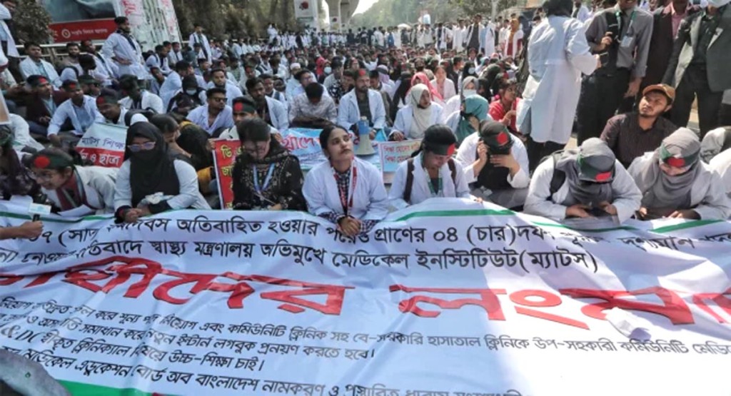 ৪ দফা দাবি আদায়ে পুলিশের ব্যারিকেড ভেঙে সচিবালয় অভিমুখে লং মার্চ শুরু ম্যাটস শিক্ষার্থীদের 3 1739100834 ৪ দফা দাবি আদায়ে পুলিশের ব্যারিকেড ভেঙে সচিবালয় অভিমুখে লং মার্চ শুরু ম্যাটস শিক্ষার্থীদের