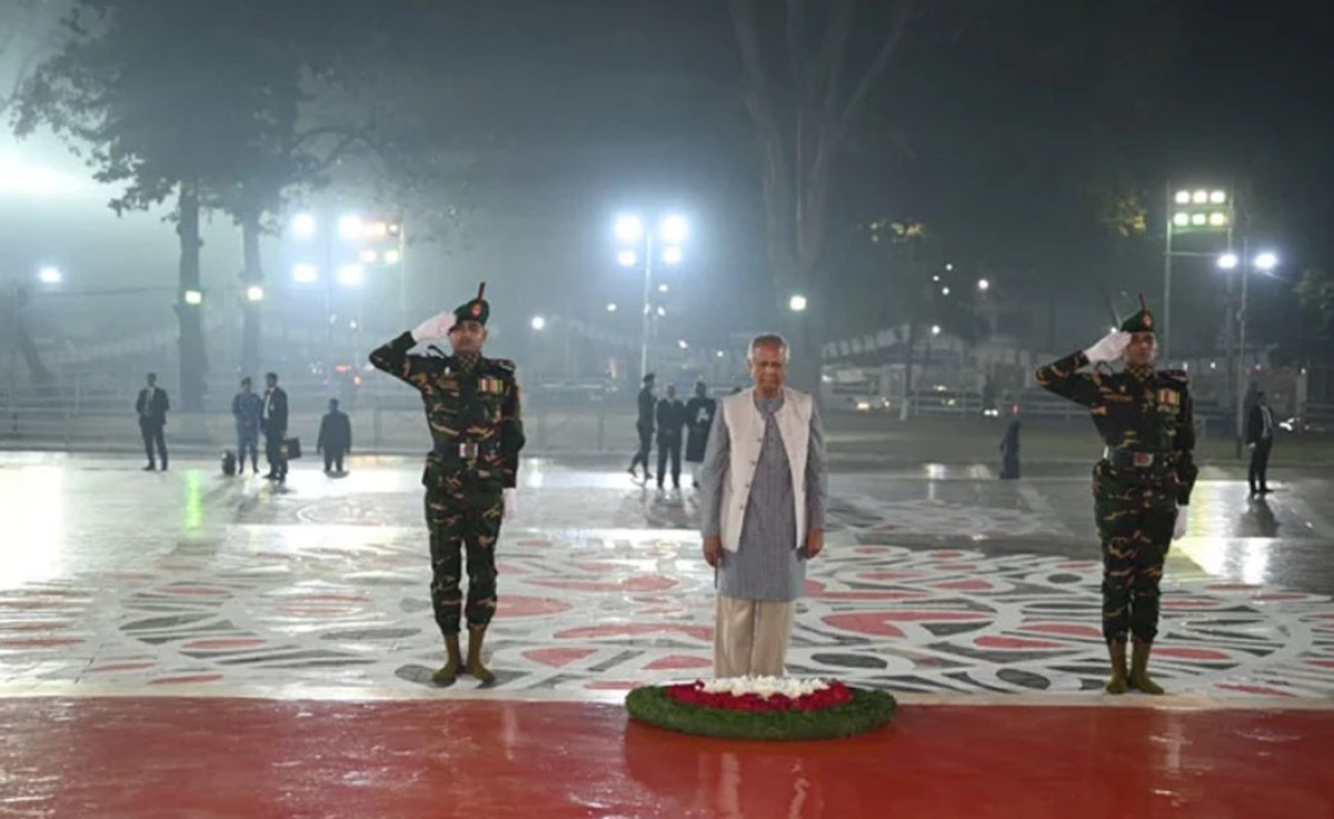 অমর একুশের প্রথম প্রহরে শহীদ মিনারে রাষ্ট্রপতি ও প্রধান উপদেষ্টার শ্রদ্ধা