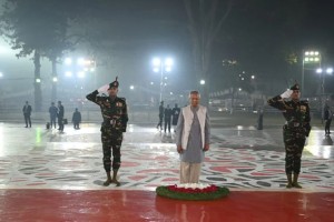 অমর একুশের প্রথম প্রহরে শহীদ মিনারে রাষ্ট্রপতি ও প্রধান উপদেষ্টার শ্রদ্ধা
