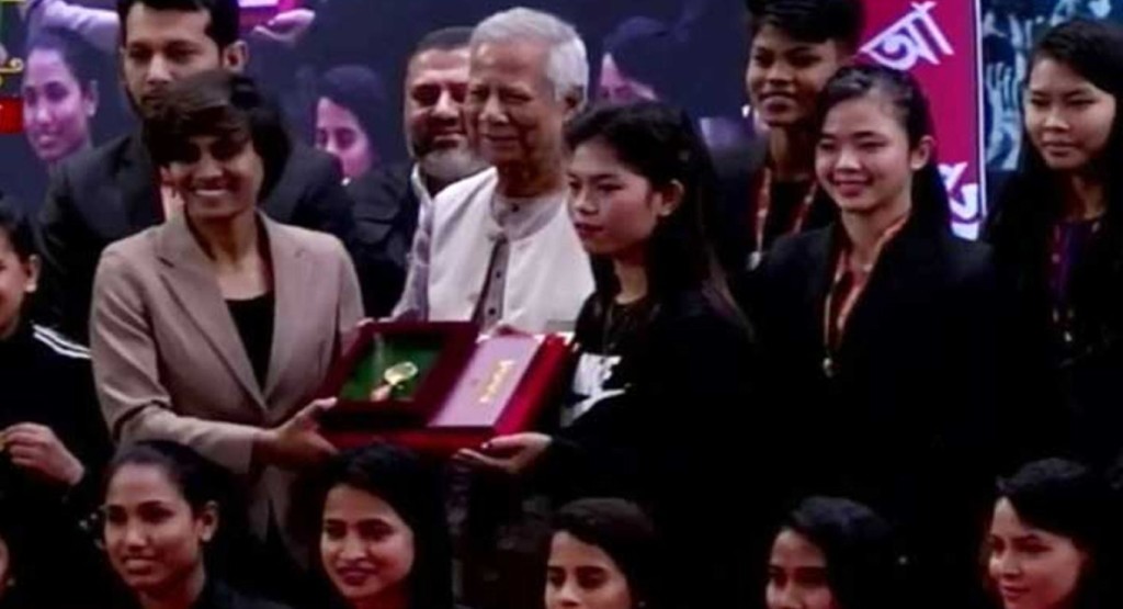১৭ বিশিষ্ট ব্যক্তি ও নারী ফুটবল দলকে একুশে পদক তুলে দিলেন প্রধান উপদেষ্টা 4 21prize 1740034386 ১৭ বিশিষ্ট ব্যক্তি ও নারী ফুটবল দলকে একুশে পদক তুলে দিলেন প্রধান উপদেষ্টা