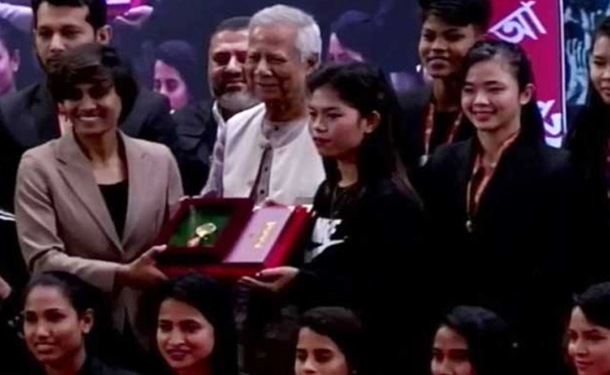 ১৭ বিশিষ্ট ব্যক্তি ও নারী ফুটবল দলকে একুশে পদক তুলে দিলেন প্রধান উপদেষ্টা