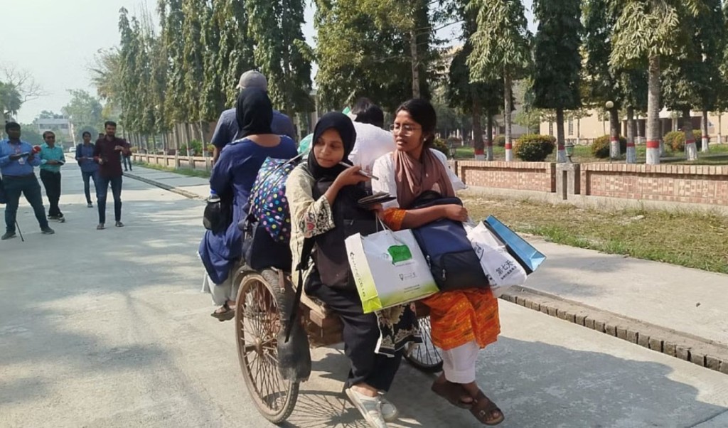 হল ছাড়ছেন কুয়েট শিক্ষার্থীরা 2 CUET 1740565243 হল ছাড়ছেন কুয়েট শিক্ষার্থীরা