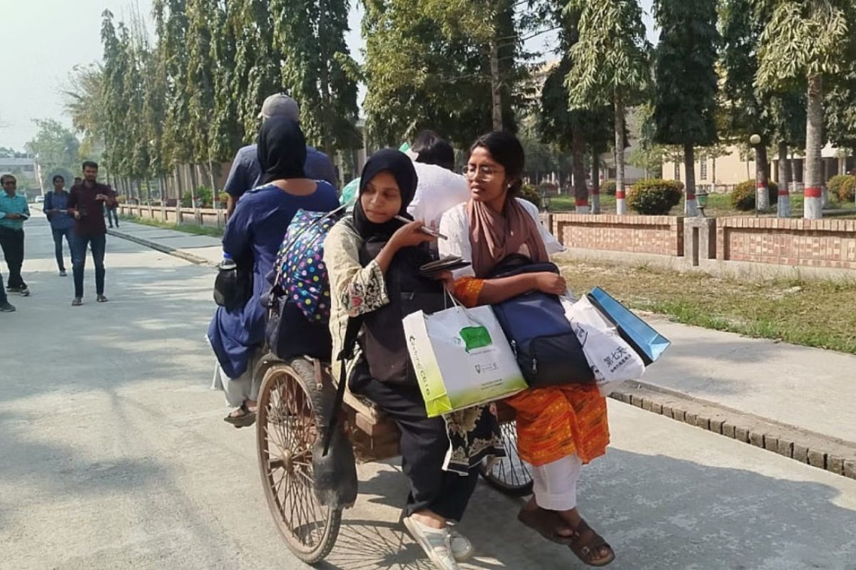 হল ছাড়ছেন কুয়েট শিক্ষার্থীরা