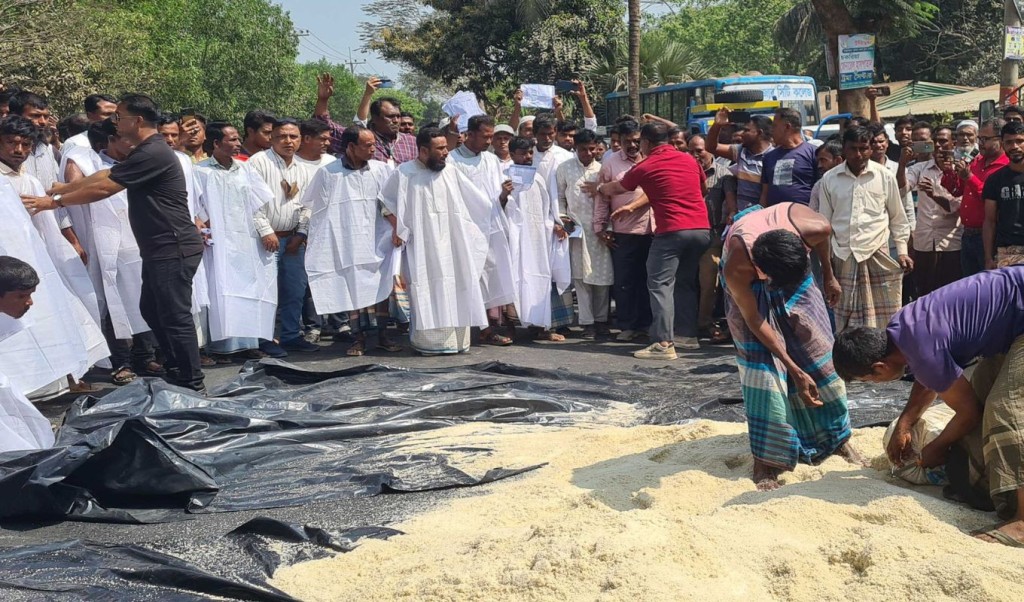 কাফনের কাপড় পরে মহাসড়ক অবরোধ করে বিক্ষোভ লবণ চাষিদের 4 Chkaria 1740572044 কাফনের কাপড় পরে মহাসড়ক অবরোধ করে বিক্ষোভ লবণ চাষিদের