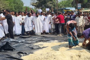 কাফনের কাপড় পরে মহাসড়ক অবরোধ করে বিক্ষোভ লবণ চাষিদের