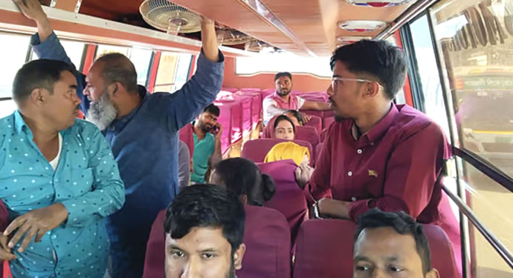 সাভারে দিনে-দুপুরে বাসে ছিনতাই, ছুরিকাঘাতে আহত ৩ 2 Savar 1739535072 সাভারে দিনে-দুপুরে বাসে ছিনতাই, ছুরিকাঘাতে আহত ৩
